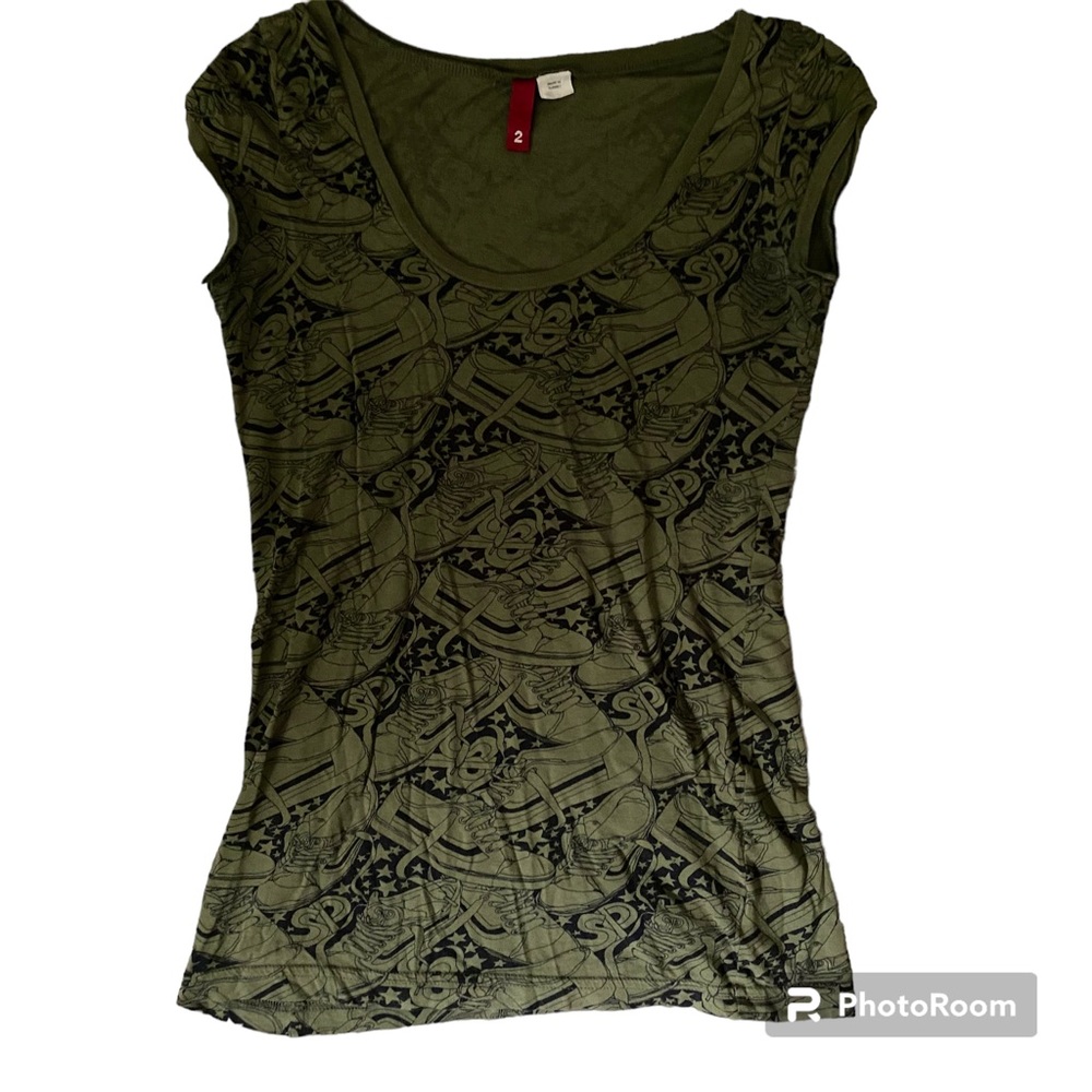 Sneaker patterned fitted tee